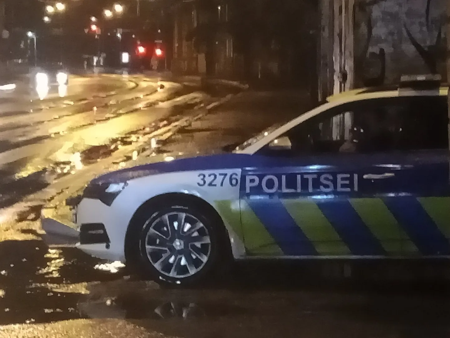 Припаркованный полицейский автомобиль может мешать движению пешеходов и транспортных средств при выполнении задания.