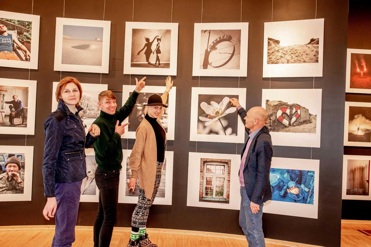 Päev enne avamist lubasid Endla sammassaalis “Pärnumaa foto” tänavustele teostele põgusa pilgu heita fotofestivali kuraatorid (paremalt) Alar Raudoja, Marian Kivila ja Jan Leo Grau ning fotokunstnik Laura Kuusk.
