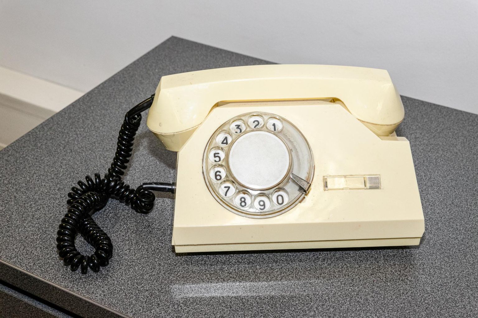 Telefon oli nõukogude ajal luksus ja noorem inimene ei oskaks seesugust enam kasutadagi, sest numbreid tuli valida ketta abil.