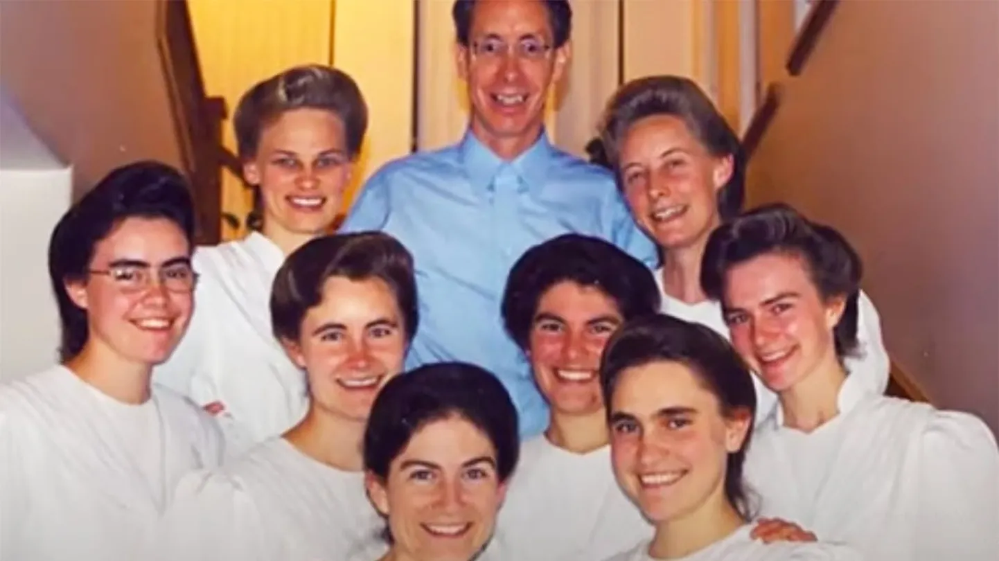 Warren Jeffs (keskel), kel oli vahistamise ajaks ühtekokku 78 naist, neist 24 olid nooremad kui 17.