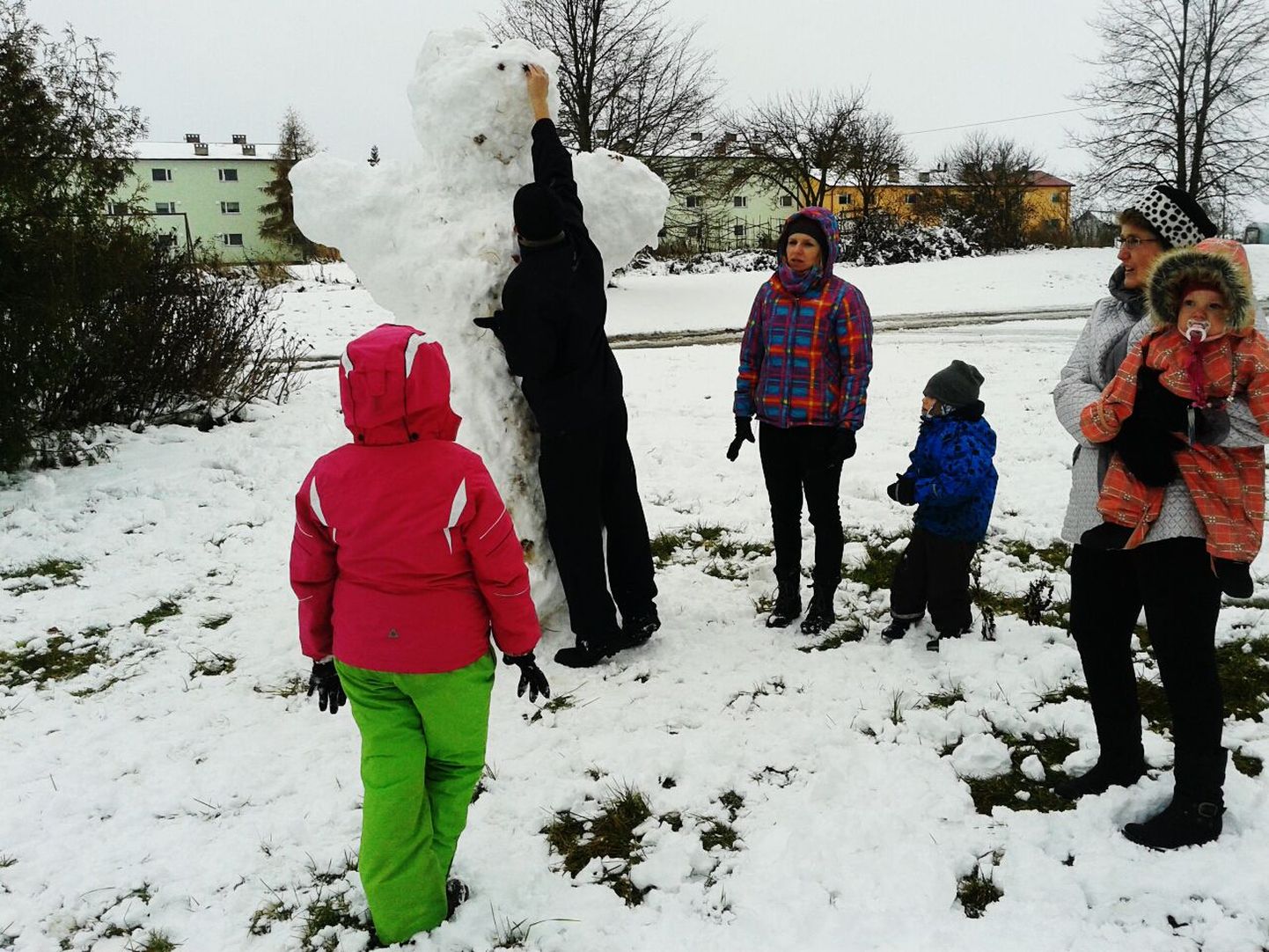 Viljandimaalt ja Tallinnast tuldi Haljalasse lumememme tegema.