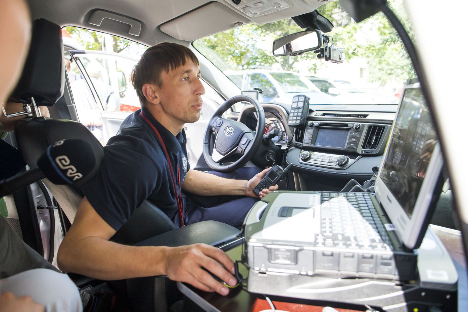 Ramon Ruotsi näitab operatiivkorrapidaja autos uut lahendust.