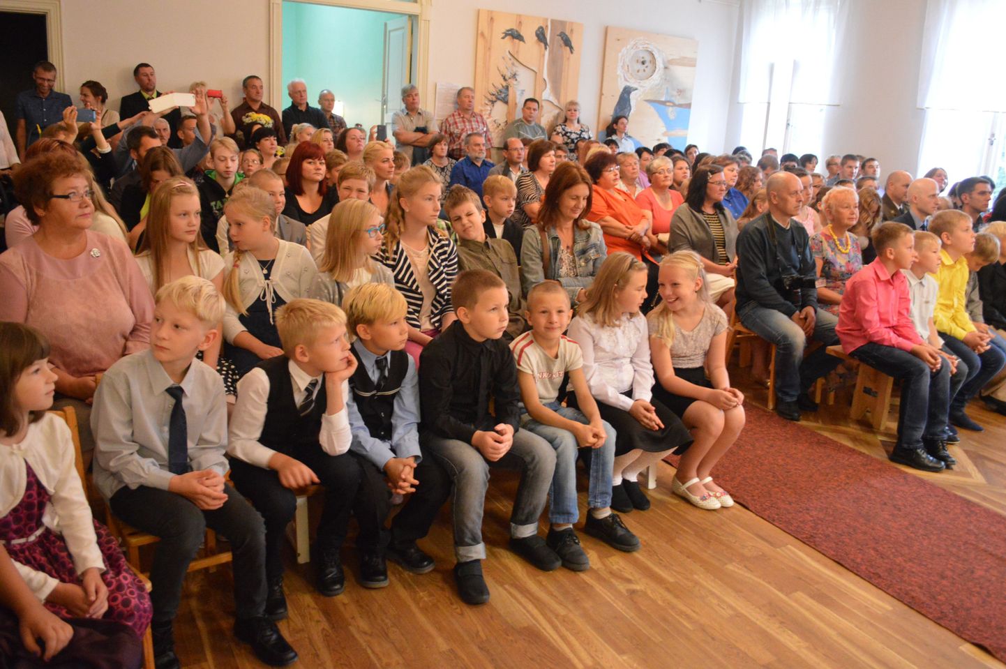Koolimütsidega 1. september Laupa põhikoolis Türi vallas.