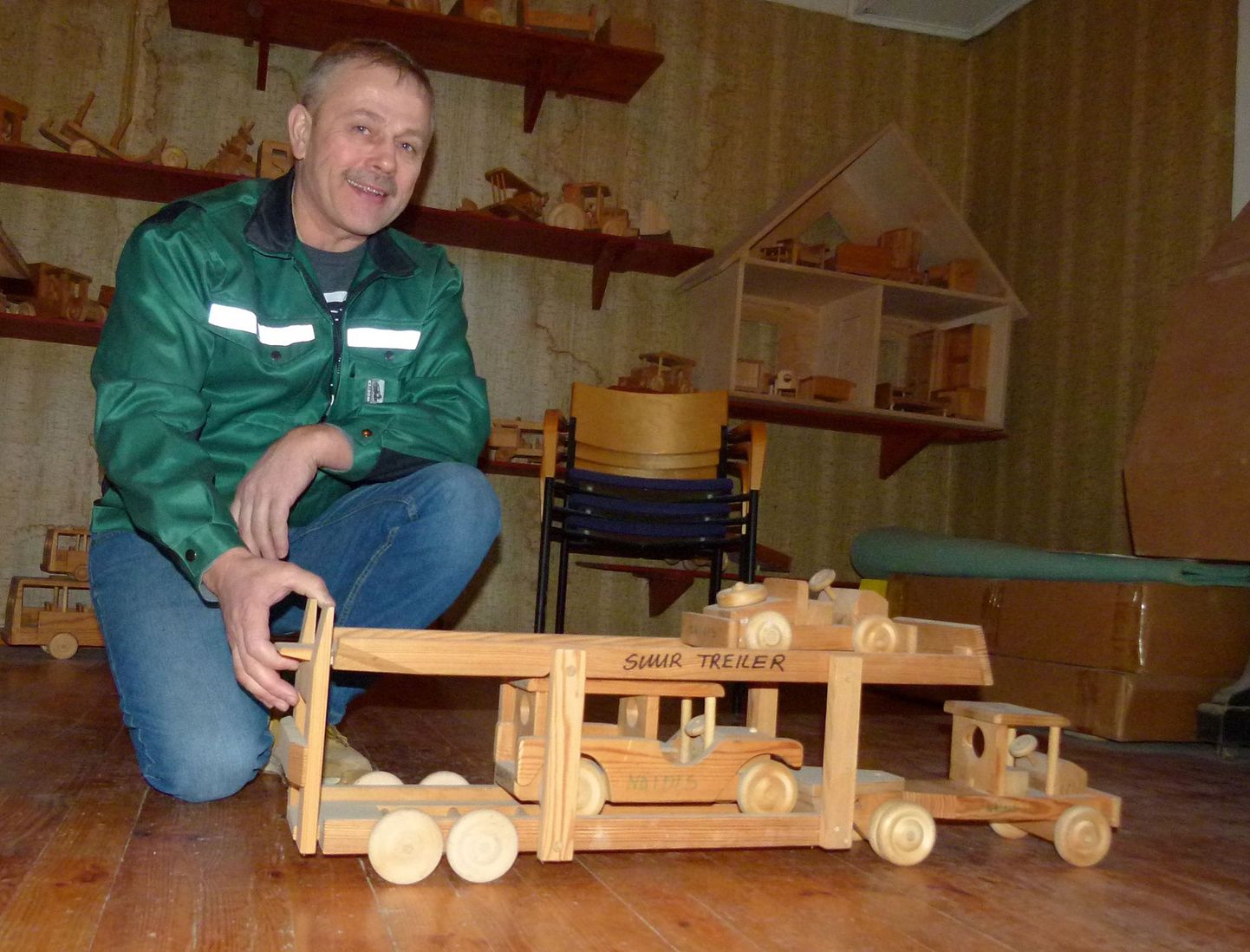 Olavi Pajumets näitab, kuidas treiler võimaldab autosid peale laadida.