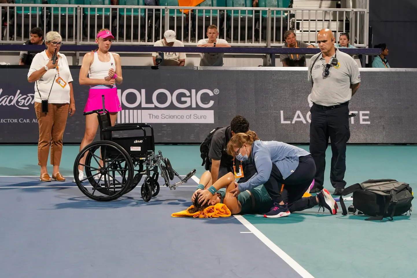Bianca Andreescu (pikali) tohterdamine.