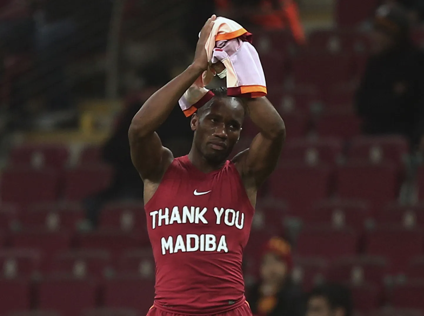 Didier Drogba Nelson Mandelale pühendatud särgis.