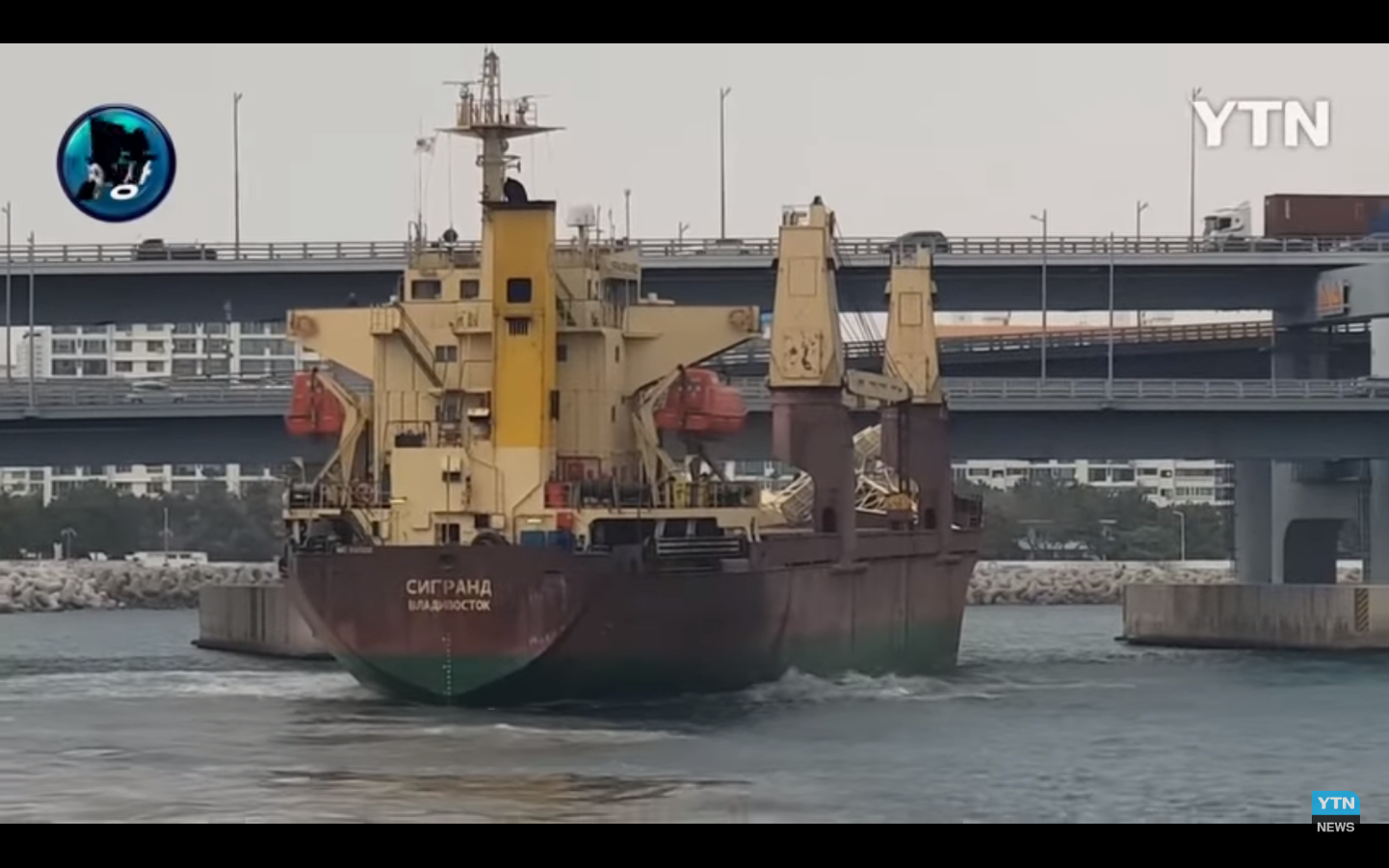 Vene laev rammis Busani linnas maanteesilda. Videokuva Youtube`i videost.