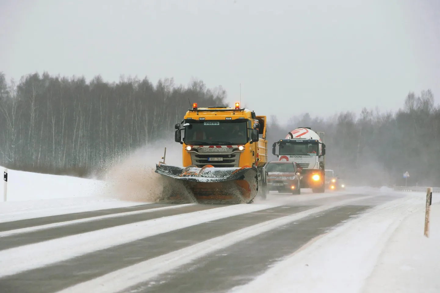 Transpordiamet kehtestas rohke lume tõttu Pärnumaa teedel erilise hoolderežiimi.