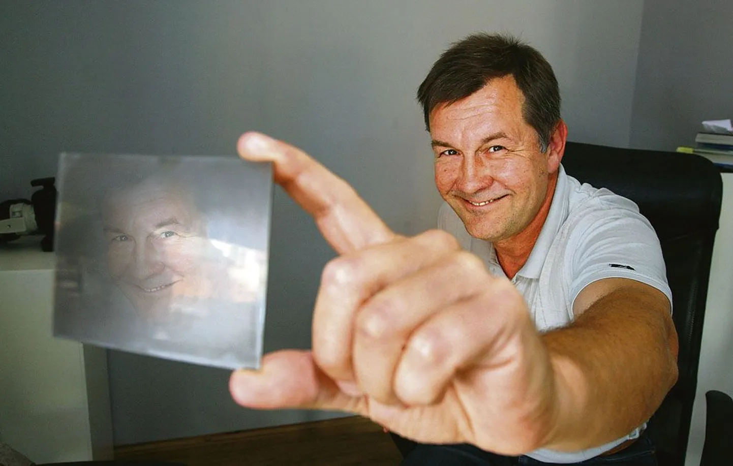Fotograaf Ülo Soometsa naeratus peegeldub sada aastat vanal klaasnegatiivi reprol. Tundmatu autori klaasnegatiivile võetud jäädvustus leiab tulevikus koha Eesti fotomuuseumis, kuhu Ülo on viinud Eesti fotonduse ajalugu tutvustavaid esemeid.