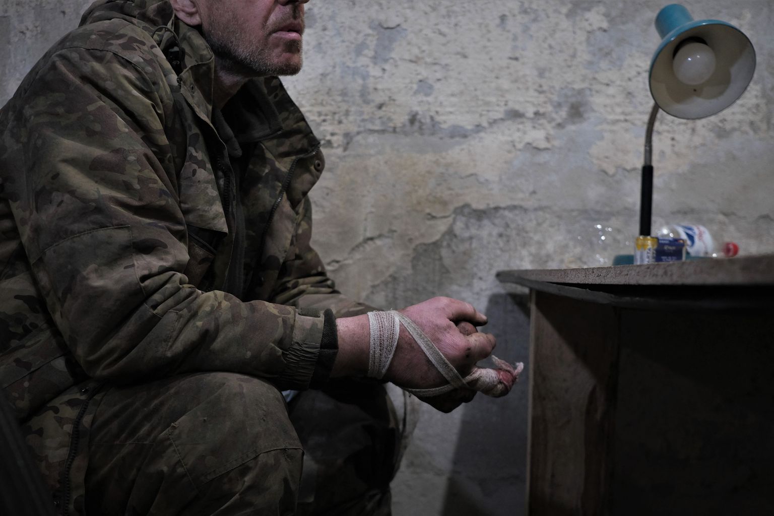 Vene sõjavang istub Bahmutis ülekuulamisruumis 12. märtsil 2023.
