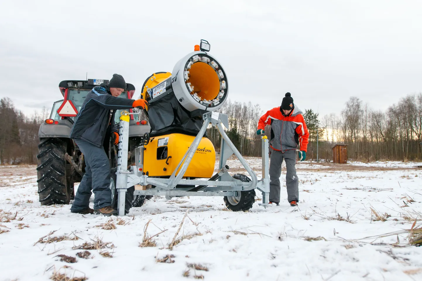 Karula-Lüllemäe tervise- ja spordikeskuse juhataja Valev Sisov (paremal) ja keskuse töös vabatahtlikuna kaasa lööv Henno Peegel viisid uhiuue TechnoAlpini lumekahuri kolmapäeval suusamäe jalamile, et see seal mõne tunni pärast esimest korda käivitada.