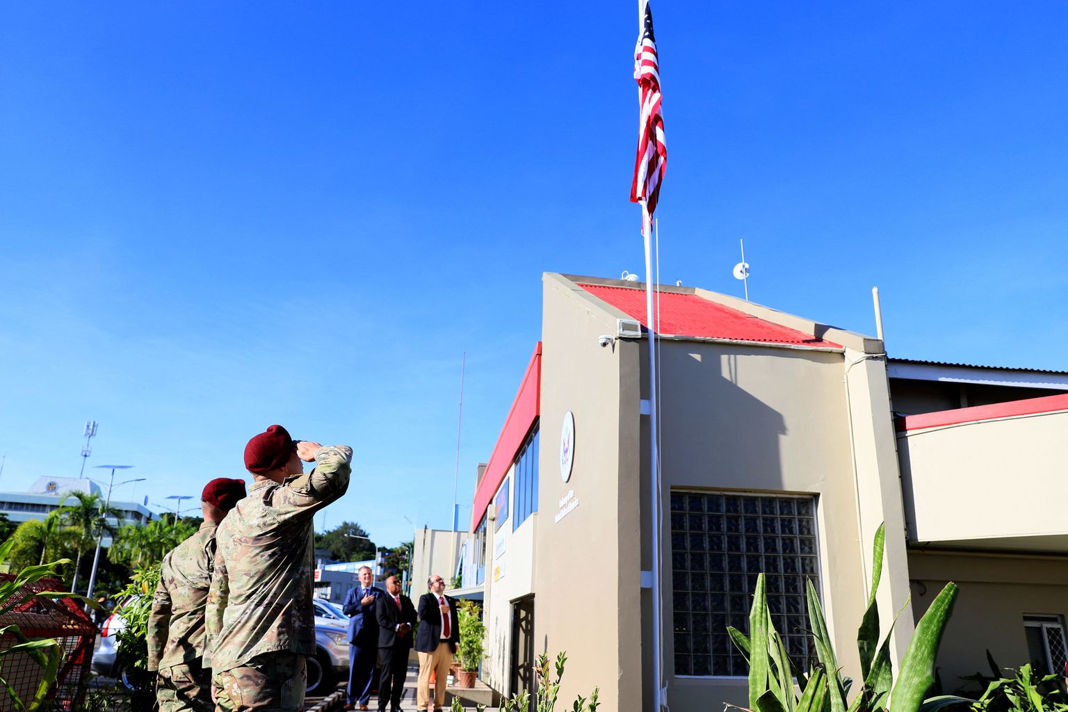 USA lipu heiskamine Ühendriikide saatkonnas Saalomoni Saartel 2. veebruaril 2023.