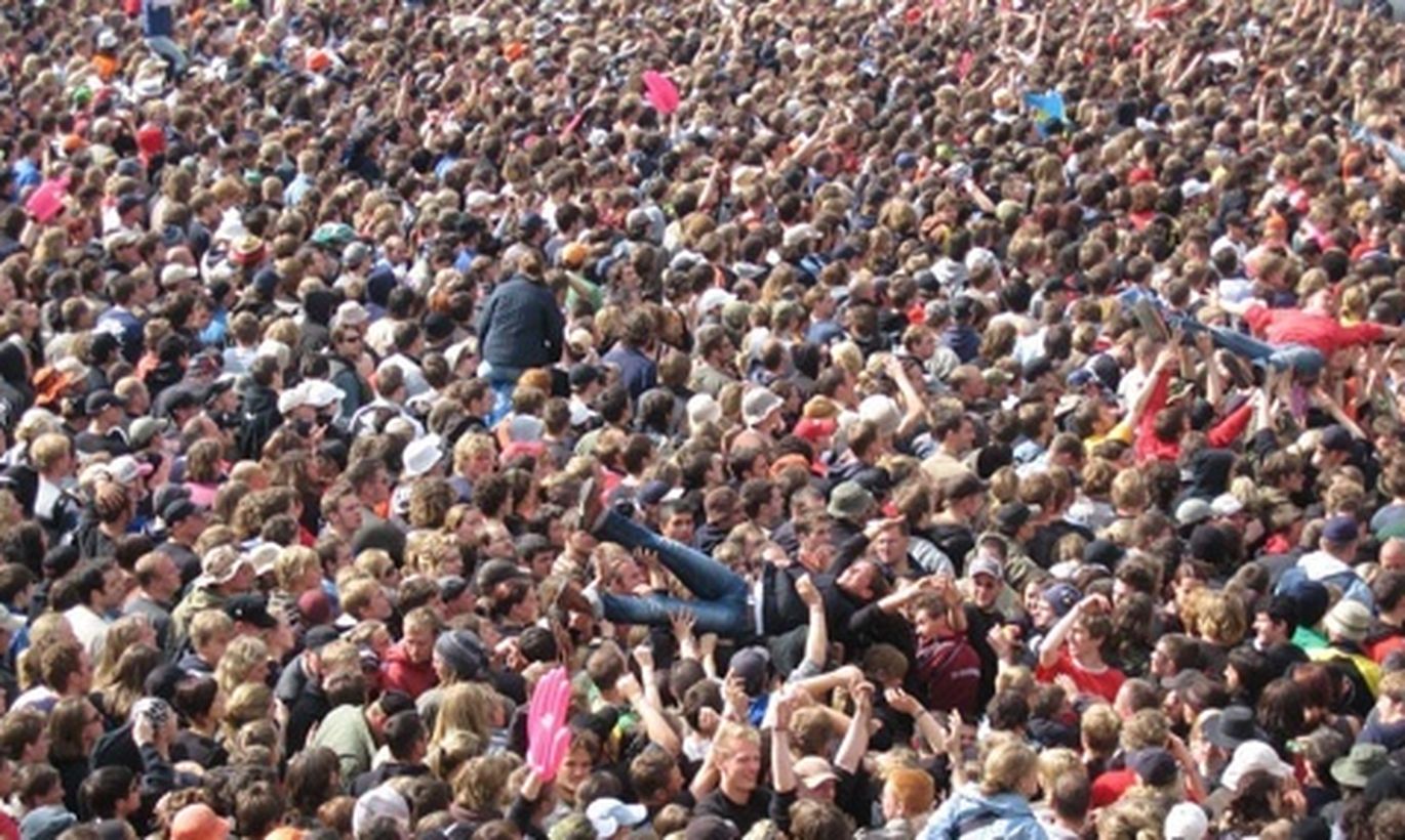 Избегать мест массового скопления людей. Человек толпы. Массовое скопление людей. Паника в толпе. Толпа народа.