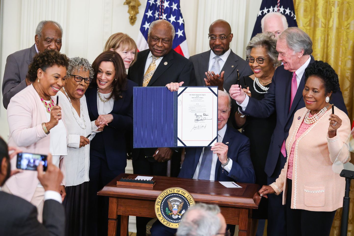 USA president Joe Biden allkirjastas seaduse orjanduse kaotamise päeva kuulutamisest riigipühaks.
