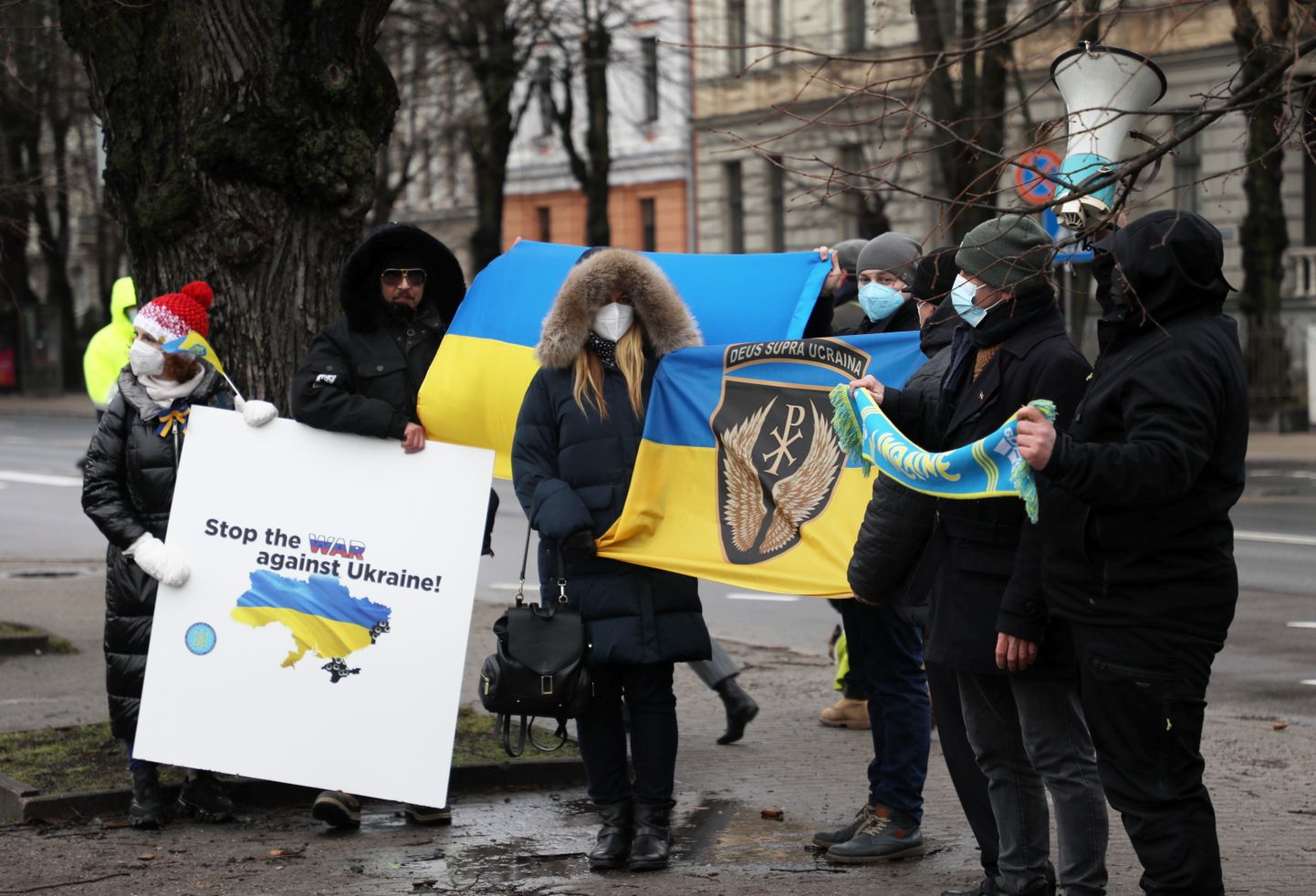 Iepretī Krievijas vēstniecībai notiek protesta akcija Ukrainas atbalstam.