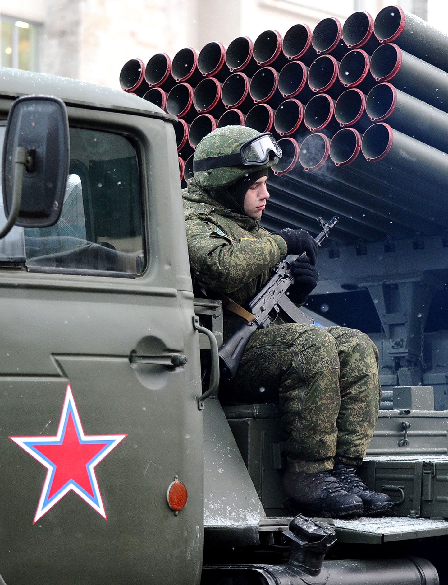 Vene sõdur puhkehetkel raketisüsteemil BM-21 Grad. Foto pole tehtud Donetski oblastis.