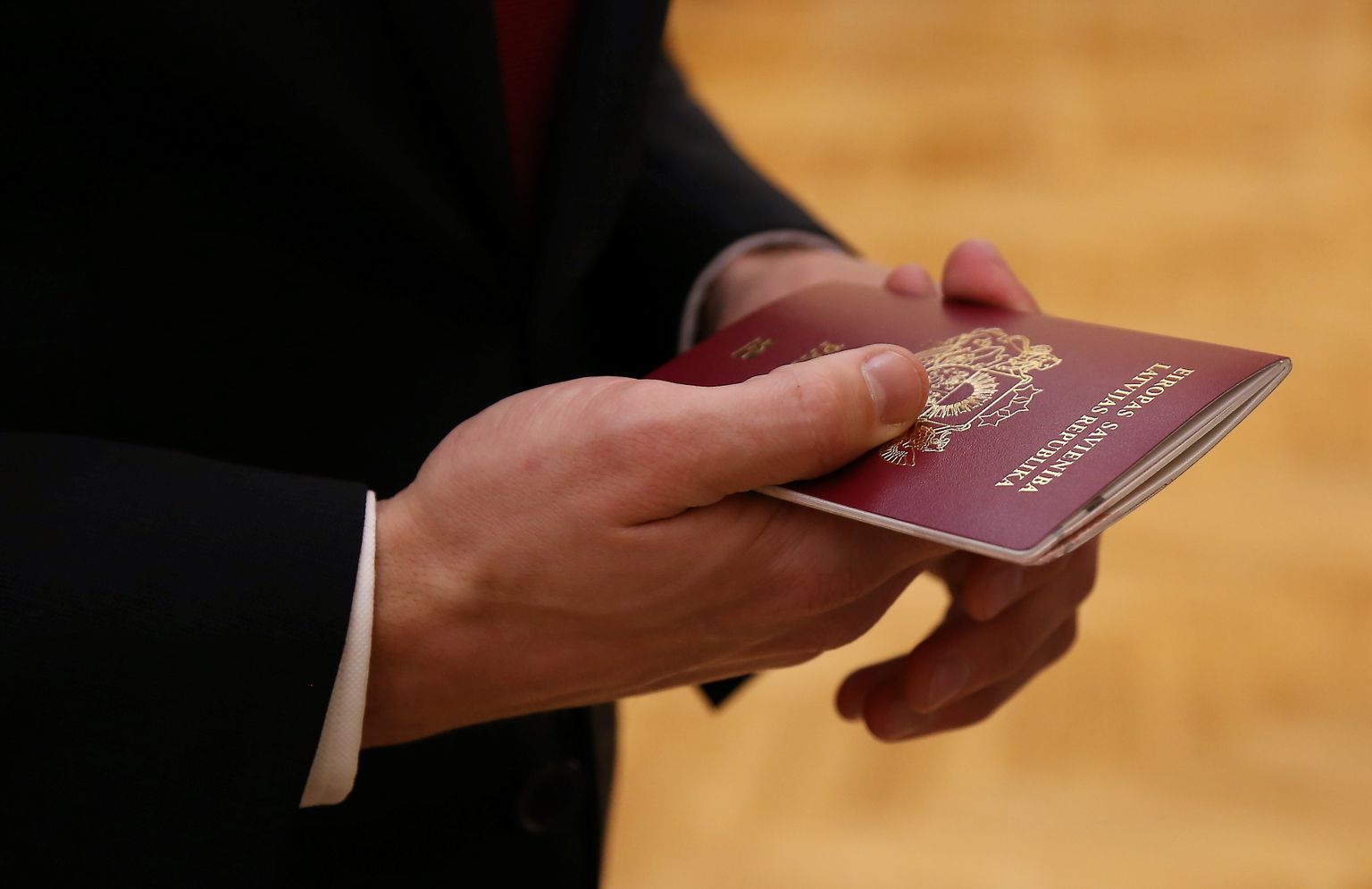Паспорт гражданина Латвии. Иллюстративное фото