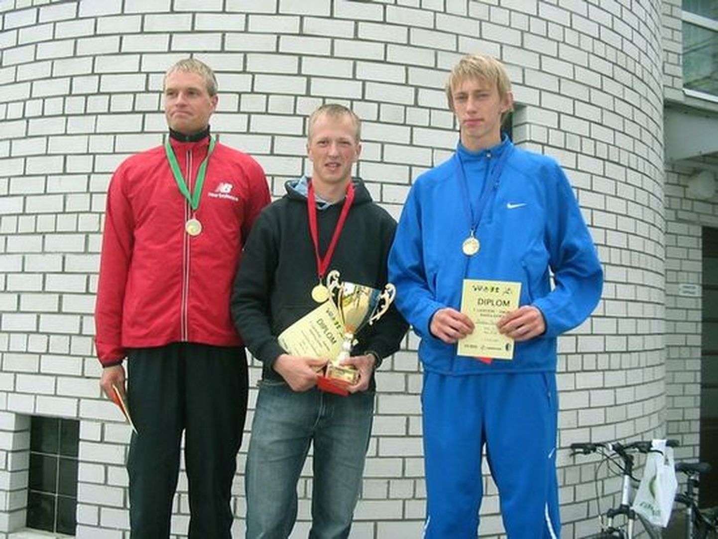 Rahvajooksu võitja ja rekordiomanik Elar Vulla (keskel) koos M2 klassis esikolmikusse mahtunud Raimo Raudsepa ja Anton Basmanoviga (paremal)