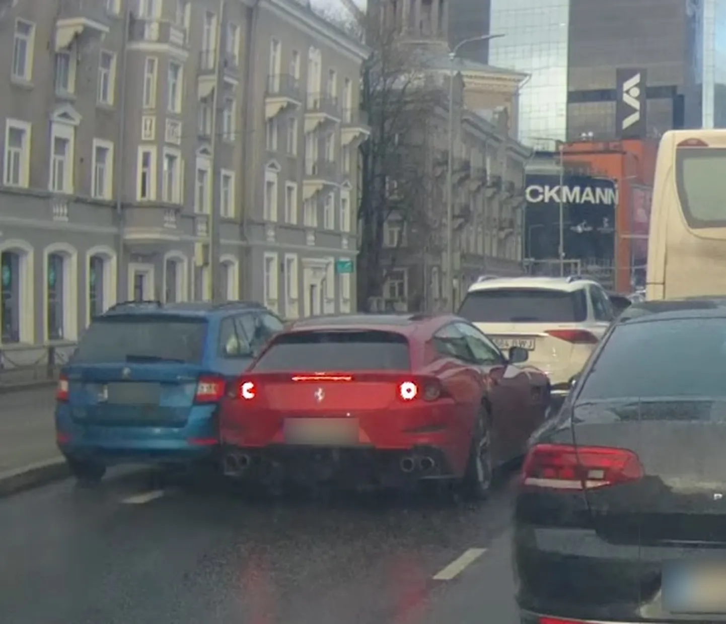 Škodal läks asi natuke nihu ning auto müksas möödaminnes kõrvalrajal seisnud Ferrarit.