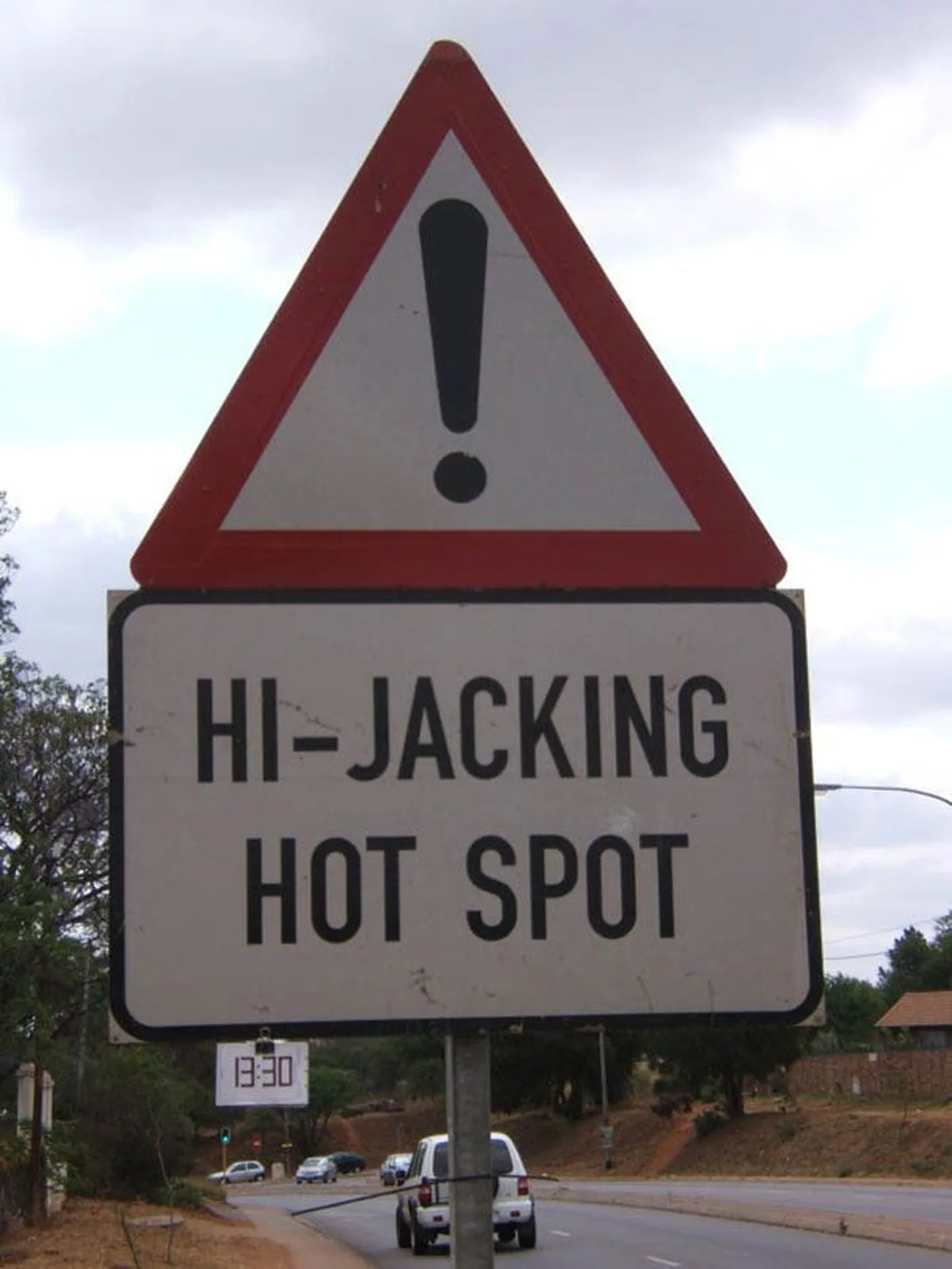 Такие знаки в ЮАР — обычное явление. В определенных регионах они предупреждают людей об опасности угона автомобилей.