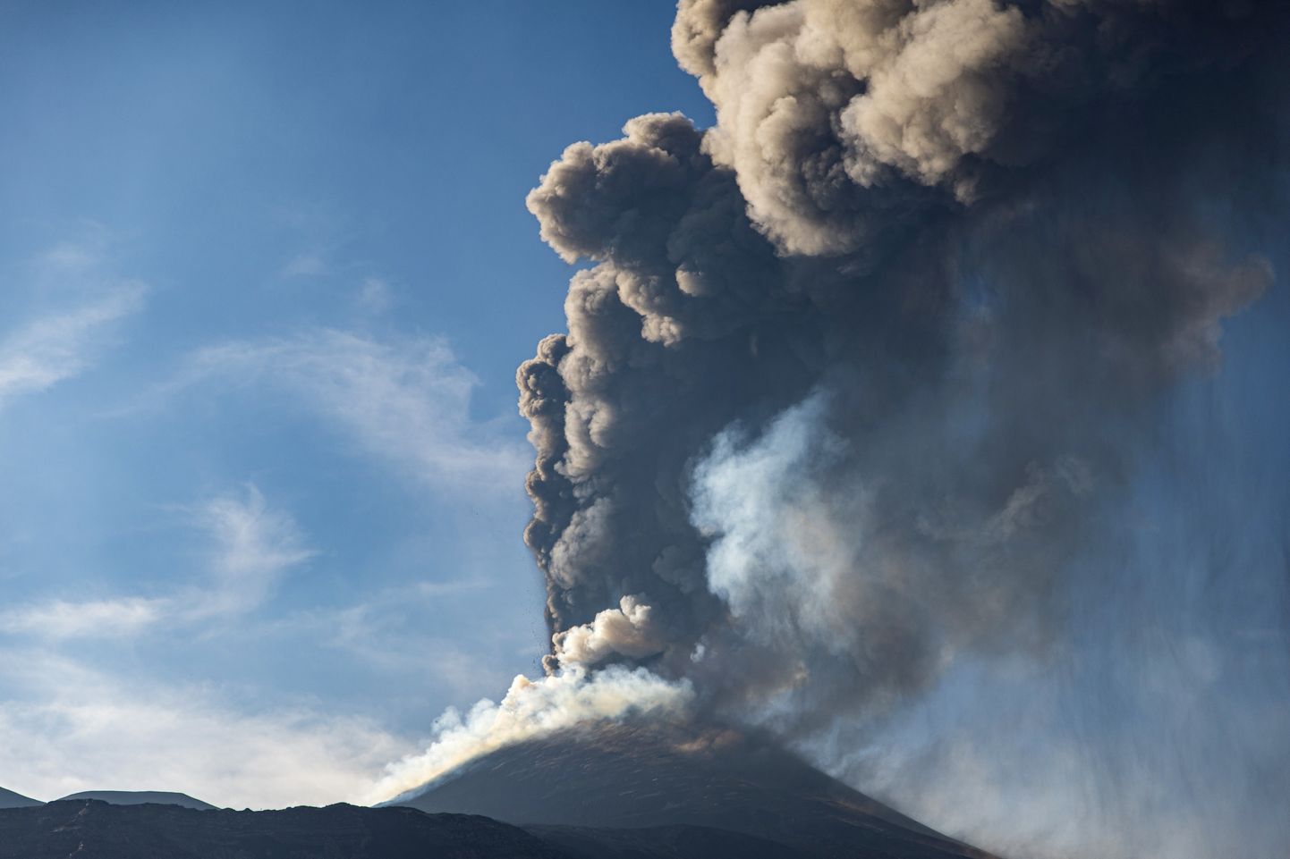 Pēc Etnas vulkāna izvirduma Sicīlijā.