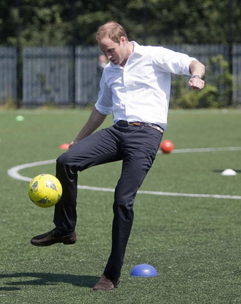 Princis Viljams izmēģināja spēkus futbola spēlēšanā 