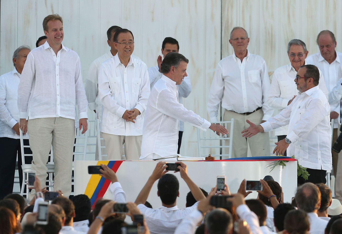 Colombia president Juan Manuel Santos ja
FARC-i liider Rodrigo Londoño allkirjastamisel