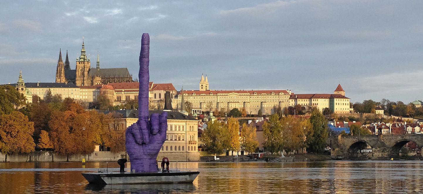 Скульптура в виде фрагмента руки фиолетового цвета с вытянутым вверх 10-метровым средним пальцем появилась в канун парламентских выборов на понтоне на реке Влтава - аккурат напротив Пражского Града.