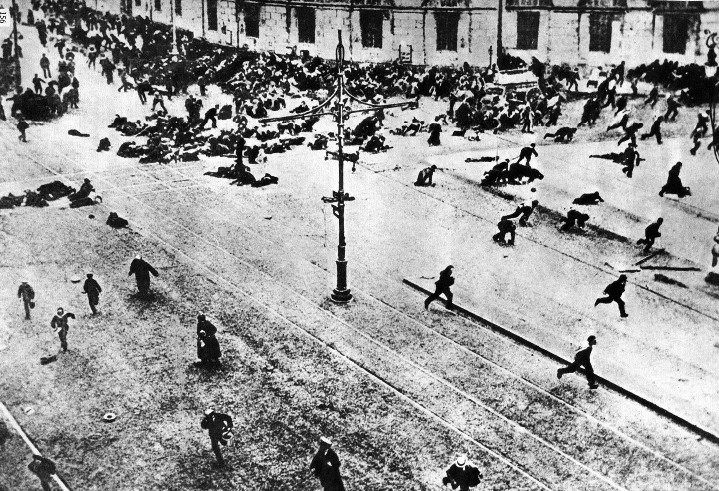 1917. aasta Peterburis, kus rahva sekka tulistati.