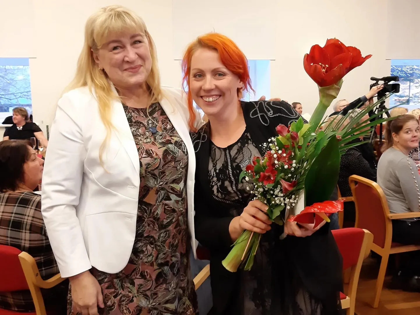 Tunnustuse pälvinud Merilin Kirbits ning Eesti Rahvamajade Ühingu esinduskogu liige ja Valgamaa esindaja Ene Kaas FOTO: Kaja Mõts