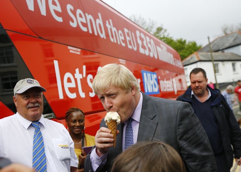 Boris Johnson 2016. aastal. Tema selja taga asuvale bussile kantud väidetavalt eksitav sõnum viib mehe nüüd kohtusse.