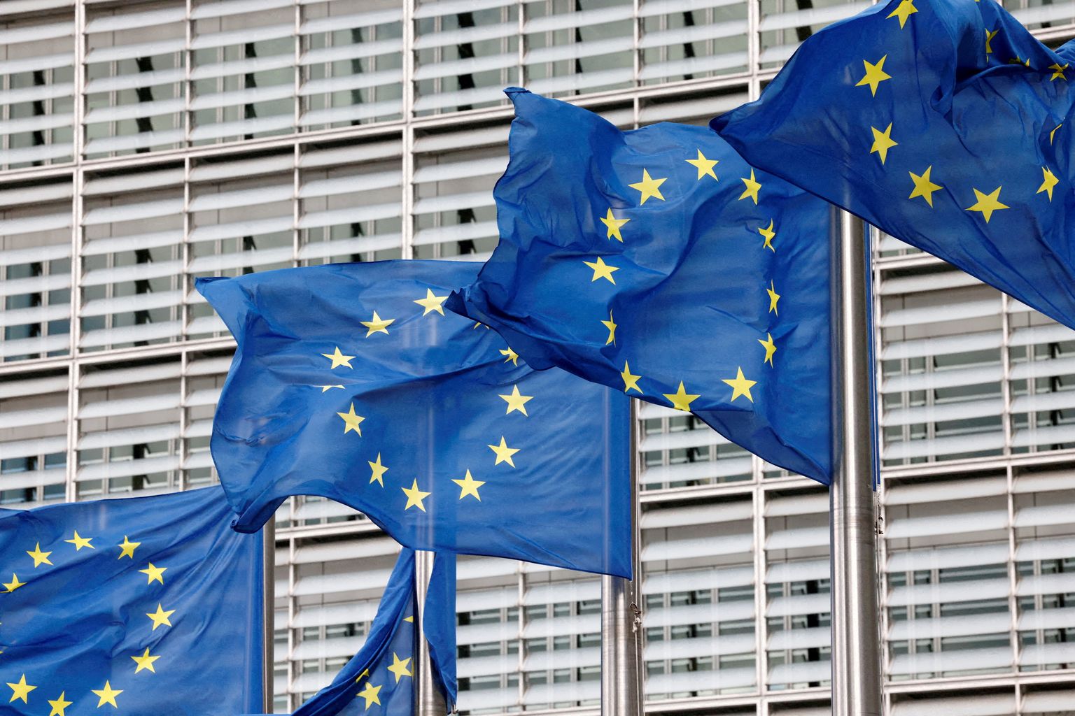 Euroopa Liidu lipud Euroopa Komisjoni peakorteri ees.