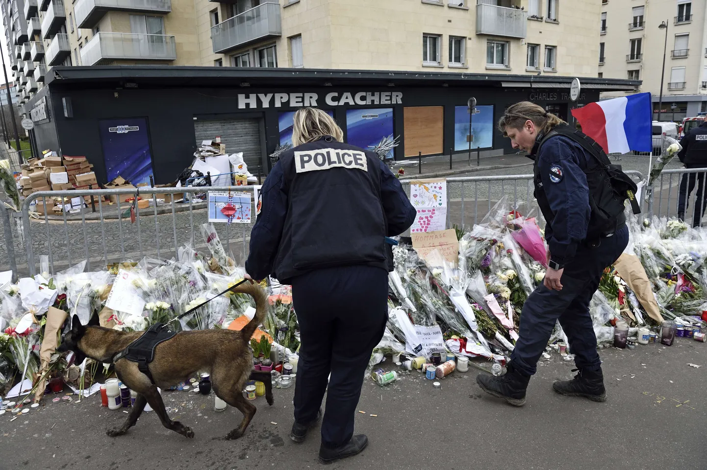 Politseinikud kontrollisid 21. jaanuaril koera abiga Pariisi koššerpoes juurde pandud lilli, kuna sinna oli oodata Jeruusalemma linnapead.
