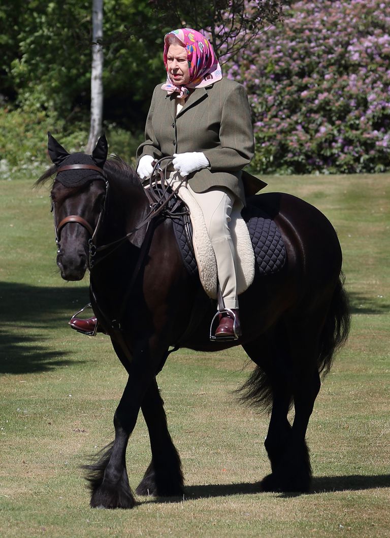 Elizabeth II pääses taas ratsutama. Pildil on ta 14-aastase felli poni Balmoral Ferni seljas.