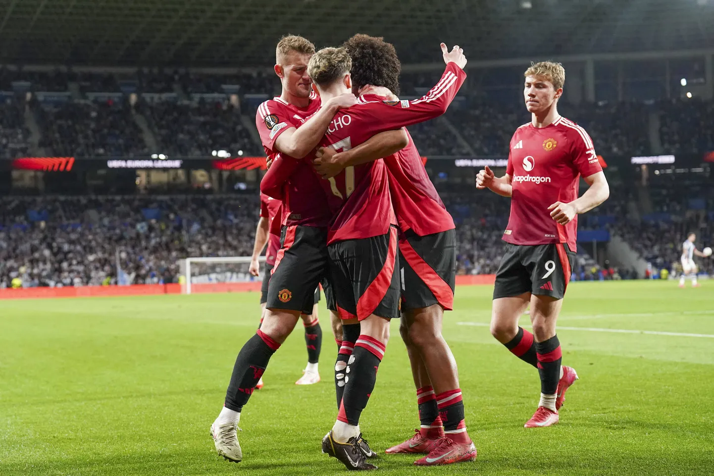 Manchester Unitedi jalgpallurid rõõmustavad löödud värava üle.