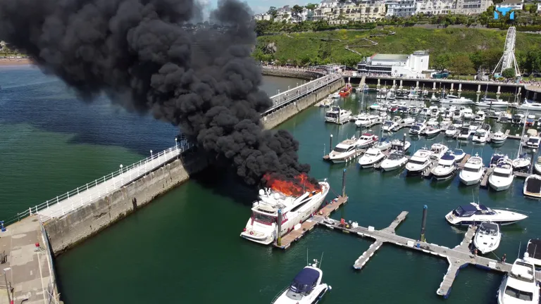 Torquay'i jahisadamas süttis superjaht.