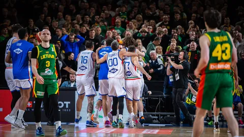 Banki vadītā Itālijas izlase dramatiskā galotnē pārspēj Lietuvu