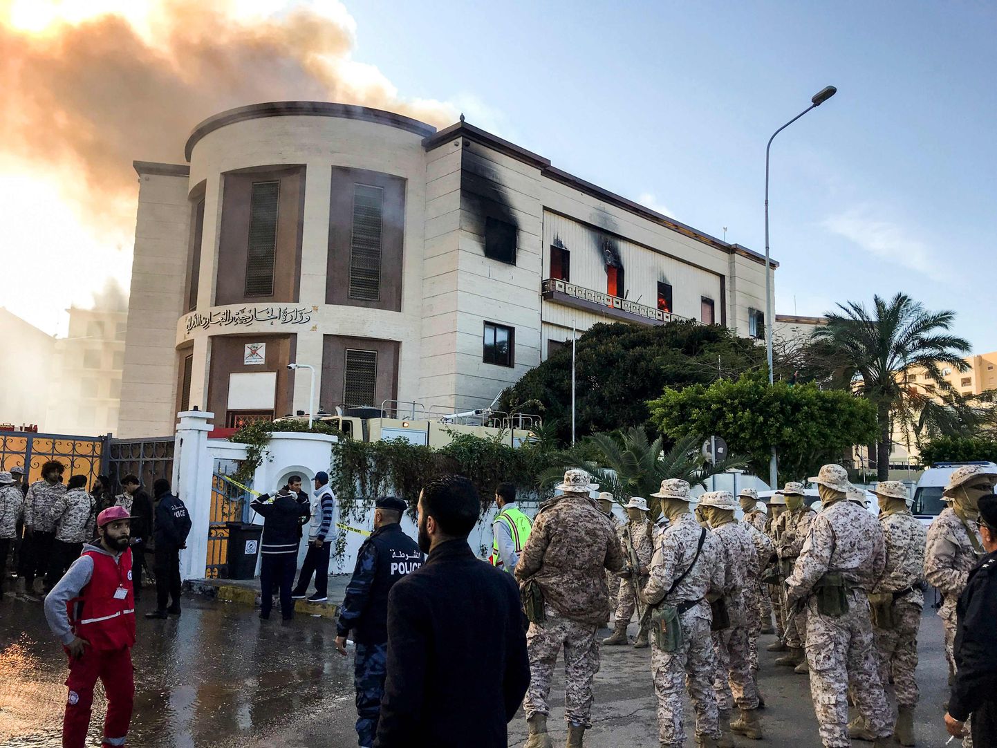 Спасатели у здания МИД в Триполи.