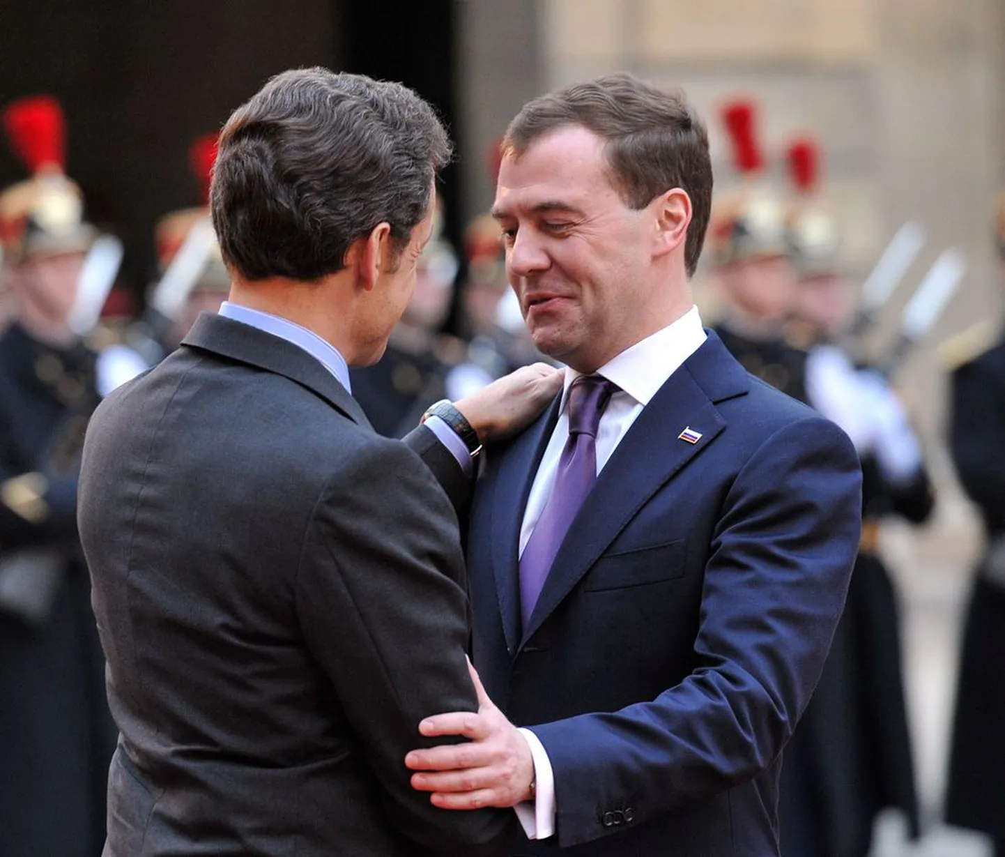 Prantsusmaa president Nicolas Sarkozy (vasakul) võttis eile Pariisis südamlikult vastu Venemaa riigipea Dmitri Medvedevi.