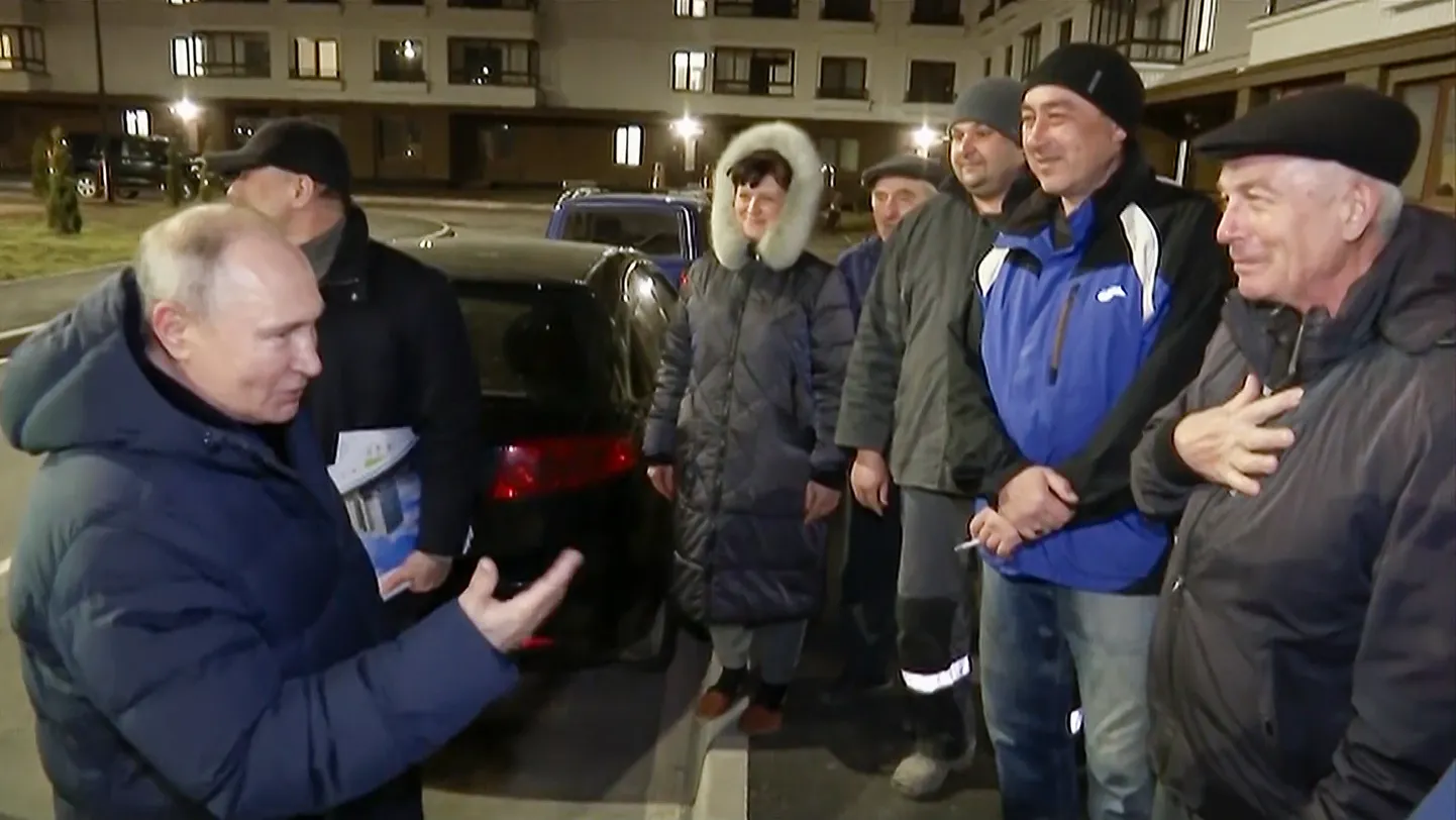 Kaader Venemaa riigitelevisiooni avaldatud videost, millel Vene presidenti Vladimir Putinit on väidetavalt näha külastamas Ukraina lõunaosas asuvat Mariupolit, mis 2022. aasta kevadel Vene vägede kätte langes, ja vestlemas kohalikega