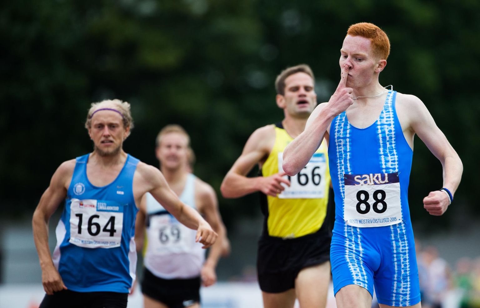 Andi Noot võidab neli suve tagasi Kadrioru staadionil Eesti meistrivõistlustel 1500 meetri jooksu, osutades sõrmega oma nõrgale kohale – ninale. Teiseks tuli Allar Lamp (nr 164) ja kolmandaks Tiidrek Nurme (nr 166).