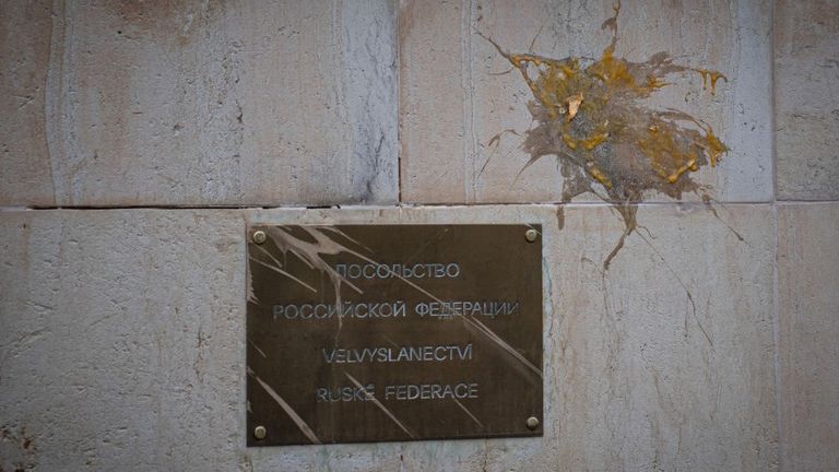 Разбитое яйцо на стене российского посольства