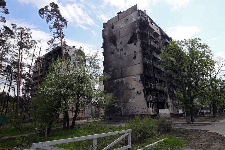 Поврежденные жилые дома в городе Ирпень под Киевом