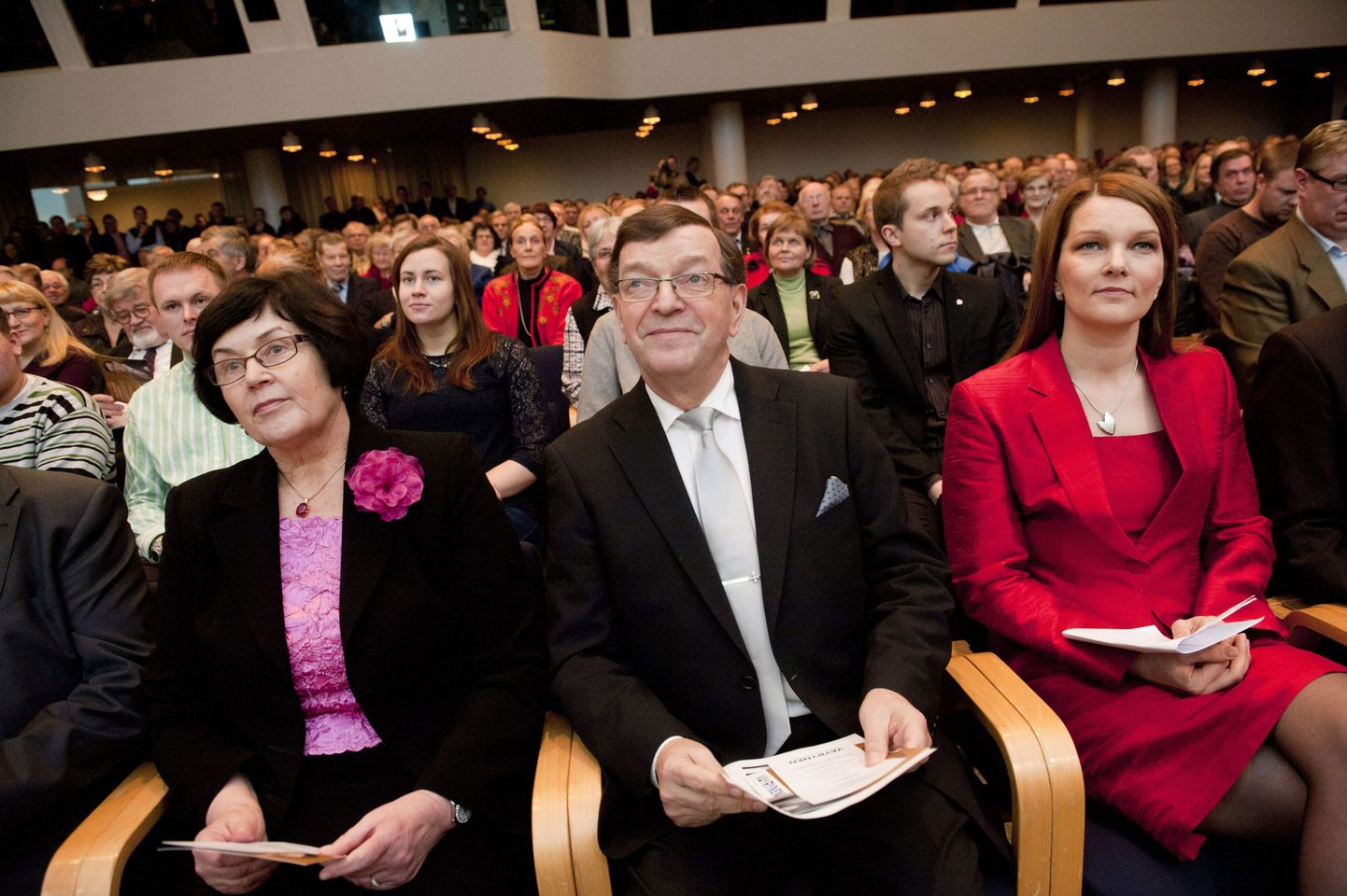 Keskerakonna senine esimees Mari Kiviniemi (paremal) koos Paavo Väyryneni ja tema abikaasa Vuokkoga.