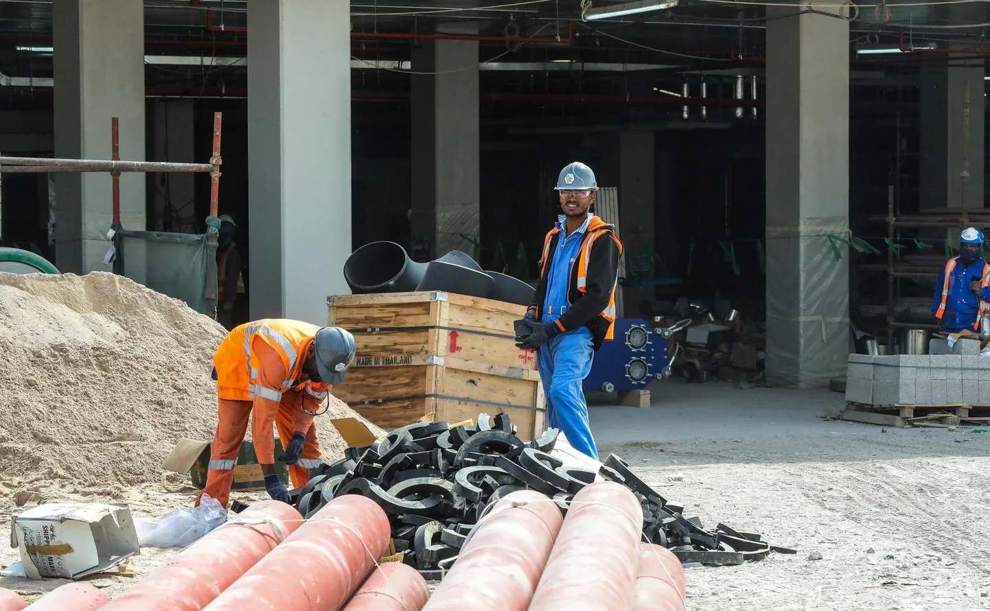 Töölised jalgpalli MMi eel pealinn Doha lähistel Al-Wakrah’
staadionit ehitamas.