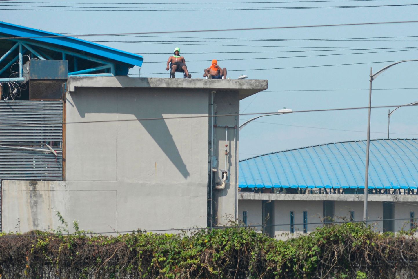 Kinnipeetavad Ecuadori Guayaquili vangla katusel.