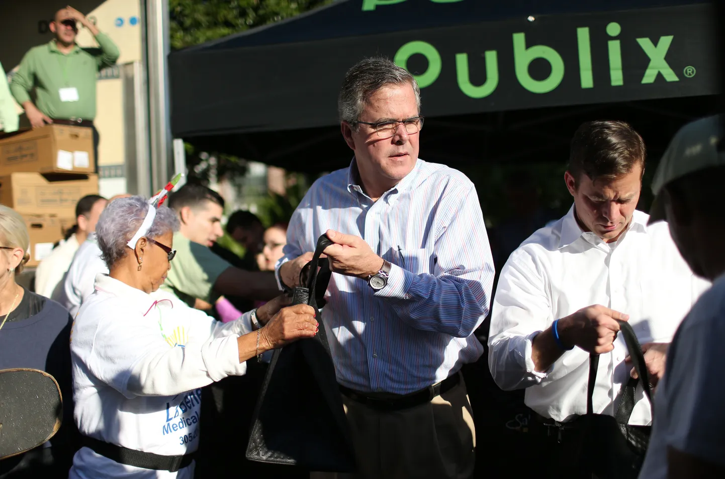 Florida endne kuberner Jeb Bush (keskel).