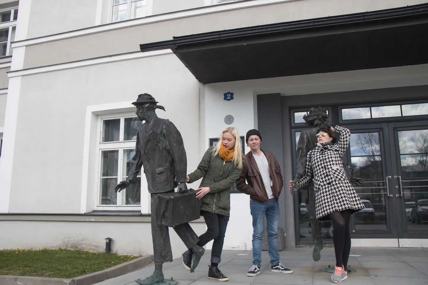 Kohvrid juba pakitud? Alates sügisest liituvad Rakvere teatri trupiga praegu veel Viljandi kultuuriakadeemia üliõpilased ­Jaune Kimmel (vasakult), Märten Matsu ja Grete Jürgenson.