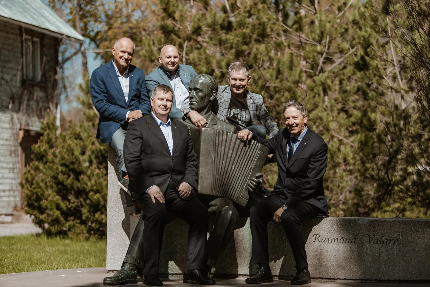 Pärnu Rotary klubi president istub Valgre põlvel, tema kõrval Kalle Lahe ja tagareas (vasakult) Ervin Luur, Riho Sillaots ja Jüri Feofanov. Helilooja Raimond Valgrele pühendatud kuju valmis ja avati rotarite algatusel 2003. aasta 27. juunil.