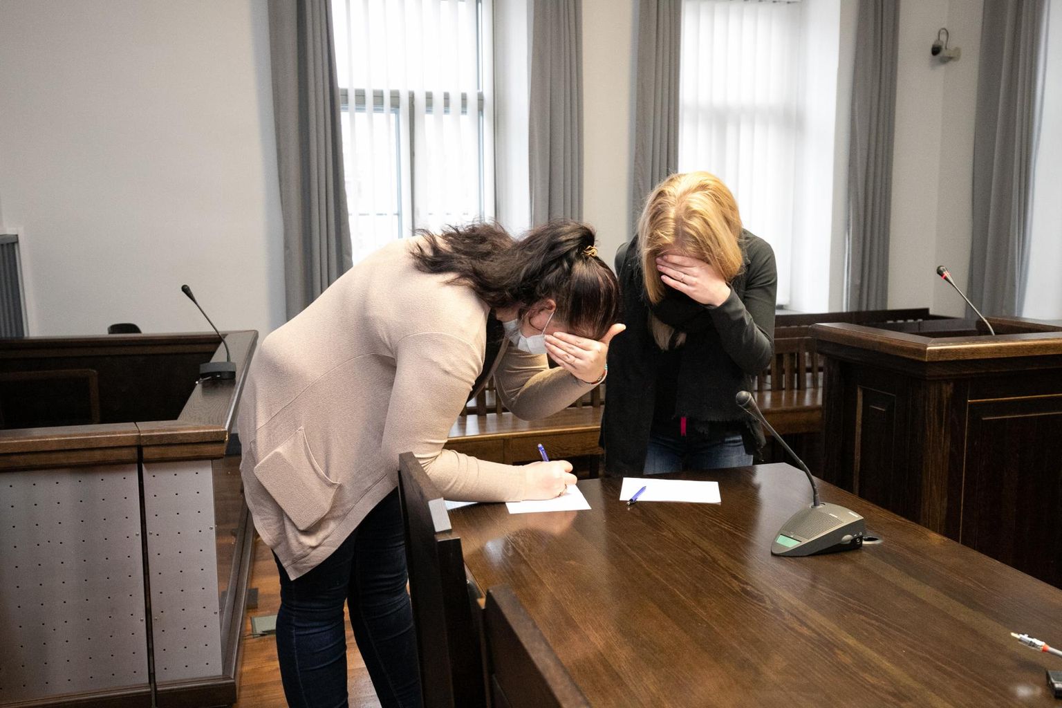 Lille Kodu endistest töötajatest tulid neile mõistetud kohtuotsust kuulama Anu Aleksejev ja Liina Ots-Lass, kes varjasid kiivalt oma nägu.